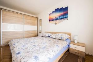 En eller flere senge i et værelse på Apartment Jully