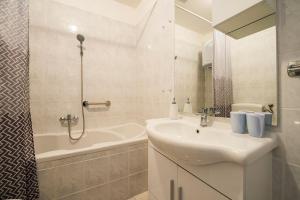 Et badeværelse på Apartment Jully + 18 billeder