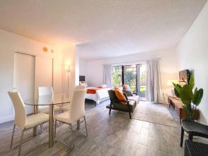 a living room with a table and chairs and a living room at Universal Family Fun Perfectly Located + amenities in Orlando