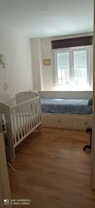 a baby room with a crib and a window at Precioso apartamento en pleno centro in Almería