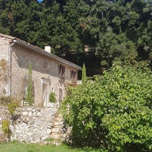 une ancienne maison en pierre au milieu d'un champ dans l'établissement La Bastide Basse Nature Piscine à 3 quarts d'heure de la mer, à Signes