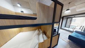 Un ou plusieurs lits superposés dans un hébergement de l'établissement IN Budapest Apartment 5