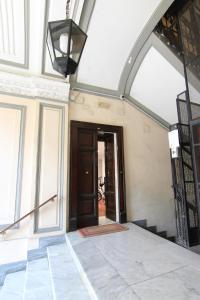 The facade or entrance of La Sirena a Mergellina