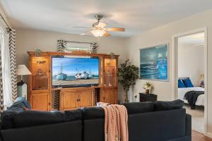 un soggiorno con divano e TV di Modern Bungalow Home with Mid-Century Flair a Springfield