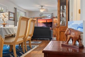 Modern Bungalow Home with Mid-Century Flair في سبرينغفيلد: غرفة معيشة مع تمثال الفيل على طاولة