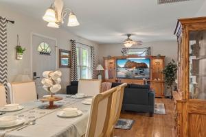 comedor y sala de estar con mesa y sillas en Modern Bungalow Home with Mid-Century Flair en Springfield