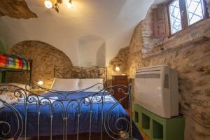 a bedroom with a bed and a television in a room at CASA Flag Tur in Castel del Monte