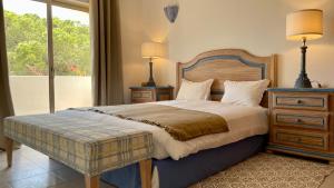 una camera da letto con un letto con due lampade e una finestra di Falesia by Check-in Portugal ad Albufeira Altre 30 foto