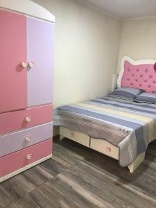 Dormitorio pequeño con cama y vestidor en Hermoso Duplex en Chorrillos, en Lima