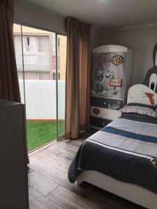 利馬的住宿－Hermoso Duplex en Chorrillos，一间卧室设有一张床和一个大窗户