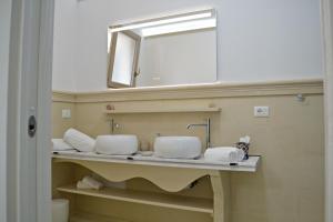a bathroom with two sinks and a mirror at Arbor Exclusive B&B in Ugento