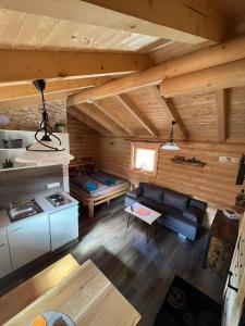 una vista aérea de una sala de estar en una cabaña de madera en Chalet Hüttendorf 49 gradnord en Bayerisch Eisenstein