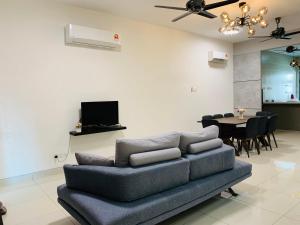 uma sala de estar com um sofá e uma sala de jantar em A43 near Setia City Convention Centre & Bukit Raja em Shah Alam