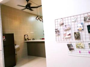 uma casa de banho com um frigorífico preto e uma parede de azulejos em A43 near Setia City Convention Centre & Bukit Raja em Shah Alam