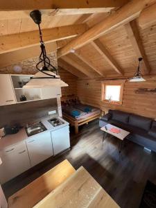 an overhead view of a kitchen in a cabin at Chalet Hüttendorf 49 gradnord in Bayerisch Eisenstein