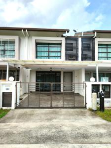 Uma casa branca com um portão à frente. em A43 near Setia City Convention Centre & Bukit Raja em Shah Alam