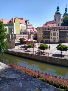 widok na rzekę w mieście z budynkami w obiekcie Studio nad Kanałem w Kłodzku +6 zdjęć
