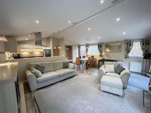 a living room with two couches and a kitchen at Blackfoot Lodge in Felton