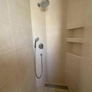 una ducha con cabezal de ducha en un baño en Penty á Plogoff-Pointe du Raz, en Plogoff