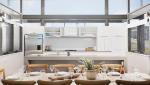 Sails on the Beachfront - Exclusive Seaside Home的厨房或小厨房
