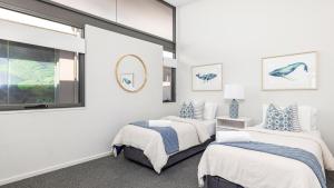 Sails on the Beachfront - Exclusive Seaside Home客房内的一张或多张床位