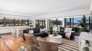 Sails on the Beachfront - Exclusive Seaside Home的休息区