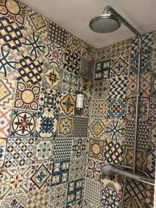 un baño con un montón de azulejos en la pared en La Treille Muscate, en Cliousclat 59 fotos más