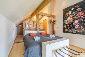 une chambre avec un lit et un tableau au mur dans l'établissement Buytenplaats Villa 187, à De Koog