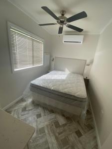 um quarto com uma cama e uma ventoinha de tecto em Jellystone Park at Delaware Beaches em Milford