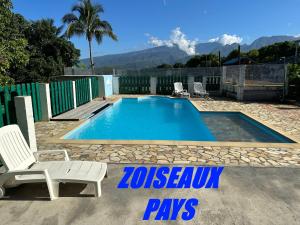 Bazén v ubytování Zoiseaux Pays nebo v jeho okolí
