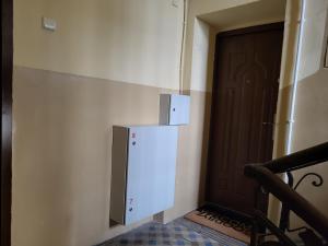 lodówka w rogu pokoju z drzwiami w obiekcie Apartamenty Rynek K w mieście Przemyśl