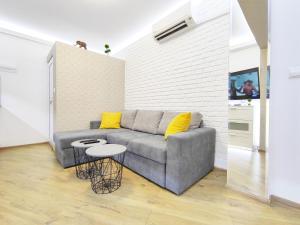 sala de estar con sofá y mesa en Ally's Place studio en Varna