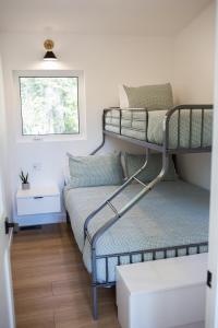 Tempat tidur susun dalam kamar di Luxury Private Cabin In The Rockies