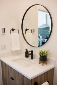 La salle de bains est pourvue d'un lavabo et d'un miroir. dans l'établissement Luxury Private Cabin In The Rockies, à Golden