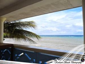 uma vista para o oceano a partir de uma varanda em Karlsson's Guesthouse em Larena