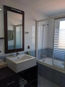 ÁticoToyoAlmeria في ريتامار: حمام مع حوض ودش وحوض استحمام