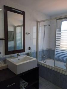 La salle de bains est pourvue d'un lavabo, d'une douche et d'une baignoire. dans l'établissement ÁticoToyoAlmeria, à Retamar