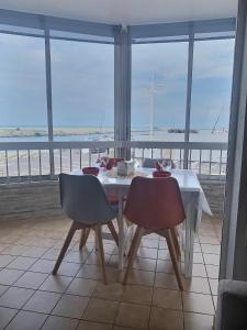 una mesa con 2 sillas y vistas al océano en Coquet studio vue mer pour 4 personnes au Port de Valras-Plage, en Valras-Plage