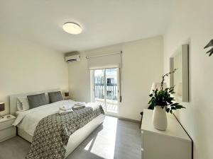 Ένα ή περισσότερα κρεβάτια σε δωμάτιο στο Quarteira Ocean Breeze 1 With Pool by Homing +29 φωτογραφίες