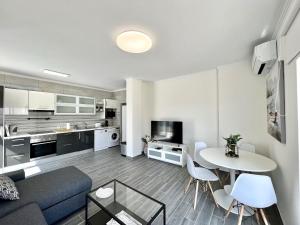 Η κουζίνα ή μικρή κουζίνα στο Quarteira Ocean Breeze 1 With Pool by Homing