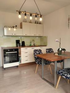 una cucina con tavolo e sedie in legno di Apartma Salvia-Guest House a Lucija