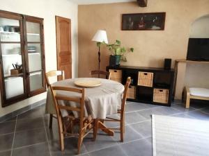 un comedor con mesa y sillas en una habitación en Le gîte de Marie, en Laragne