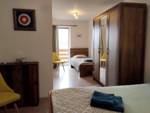 ルツィヤにあるApartma Salvia-Guest Houseのベッド2台とベッドルームへのドアが備わるホテルルームです。
