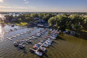 uma vista aérea de uma marina com barcos na água em Pistakee Marina Boat House em Fox Lake