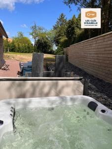 una bañera con agua en un patio en Le mas contemporain de Dun, en Dun-le-Palestel