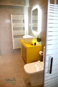 łazienka z żółtą umywalką i toaletą w obiekcie Bellisima Campagna Cabin Pelekapina - Chania Crete w Chanii