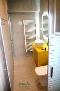 La salle de bains est pourvue d'un lavabo et de toilettes. dans l'établissement Bellisima Campagna Cabin Pelekapina - Chania Crete, à La Canée