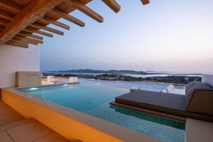 uma piscina numa villa com vista em Anna Platanou Suites em Agia Irini Paros