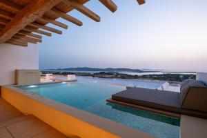 - une piscine dans une villa avec vue dans l'établissement Anna Platanou Suites, à Agia Irini Paros