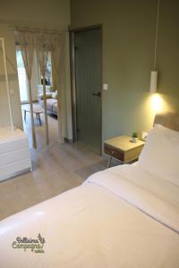 ハニア・タウンにあるBellisima Campagna Cabin Pelekapina - Chania Creteのベッドルーム1室(ベッド1台付)、リビングルームが備わります。